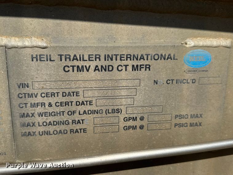 image for item NJ9174 2006 Heil tank trailer