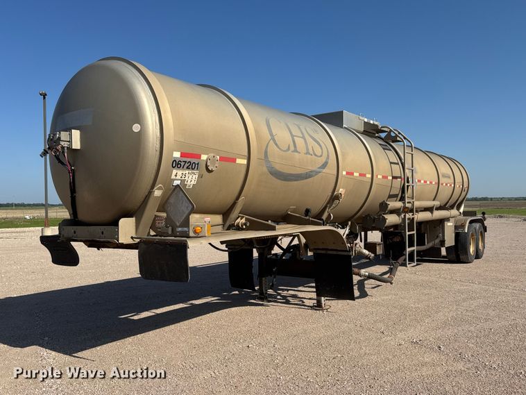 image for item NJ9175 2006 Heil tank trailer