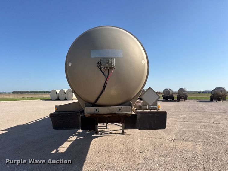 image for item NJ9175 2006 Heil tank trailer