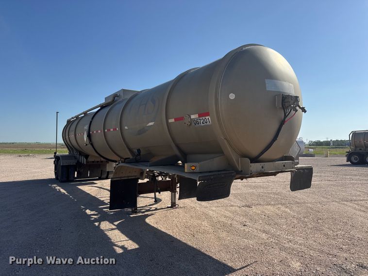 image for item NJ9175 2006 Heil tank trailer