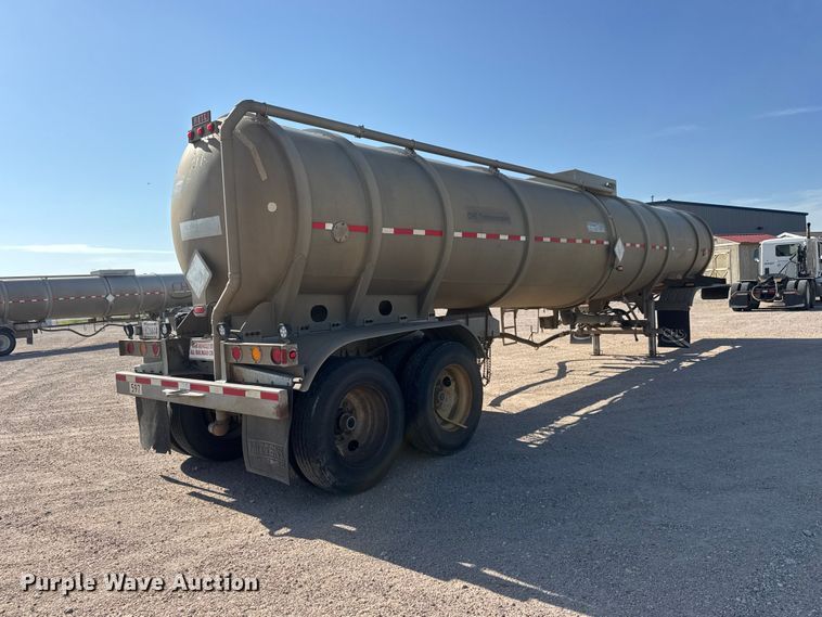 image for item NJ9175 2006 Heil tank trailer
