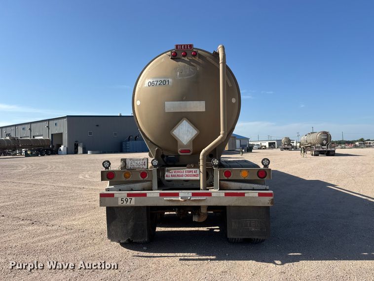 image for item NJ9175 2006 Heil tank trailer