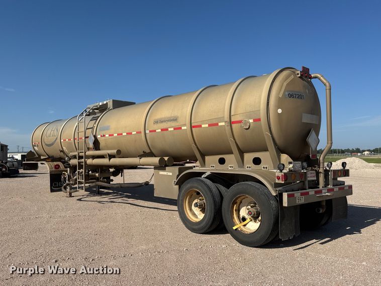 image for item NJ9175 2006 Heil tank trailer