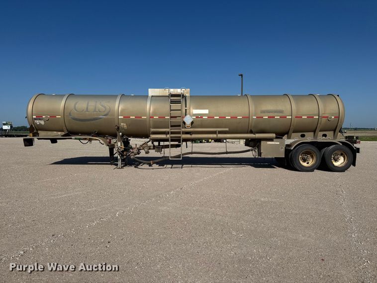 image for item NJ9175 2006 Heil tank trailer