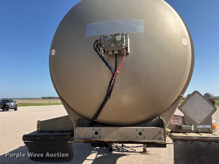 image for item NJ9175 2006 Heil tank trailer