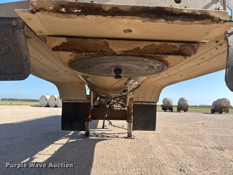 image for item NJ9175 2006 Heil tank trailer