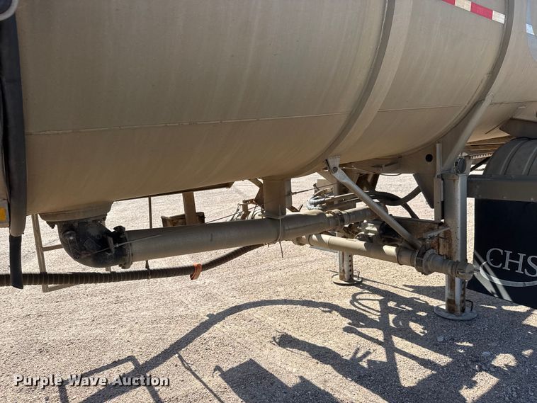 image for item NJ9175 2006 Heil tank trailer