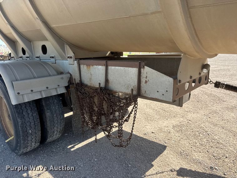 image for item NJ9175 2006 Heil tank trailer