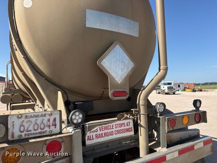 image for item NJ9175 2006 Heil tank trailer
