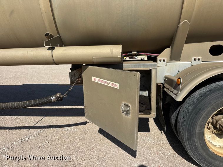 image for item NJ9175 2006 Heil tank trailer