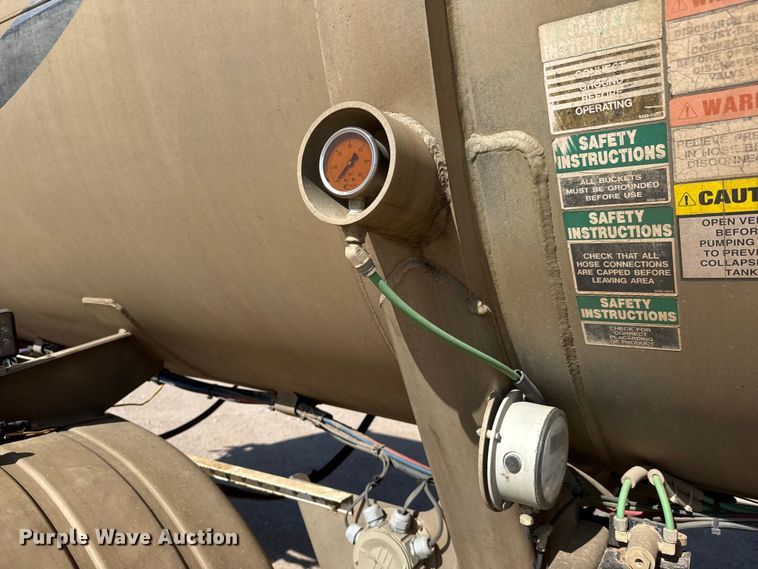 image for item NJ9175 2006 Heil tank trailer