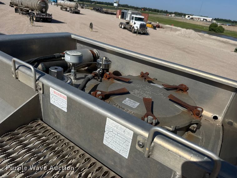 image for item NJ9175 2006 Heil tank trailer