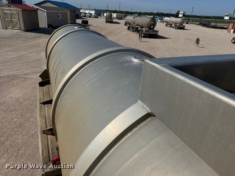 image for item NJ9175 2006 Heil tank trailer