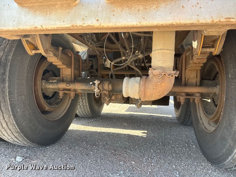 image for item NJ9175 2006 Heil tank trailer