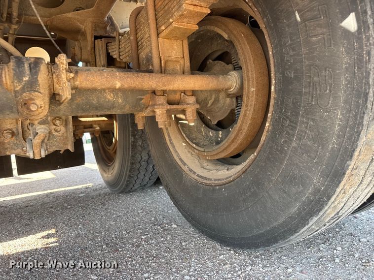 image for item NJ9175 2006 Heil tank trailer