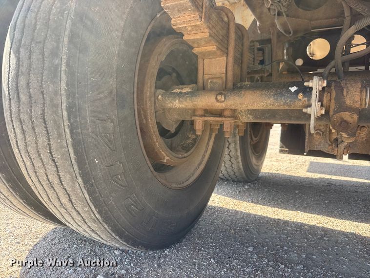 image for item NJ9175 2006 Heil tank trailer