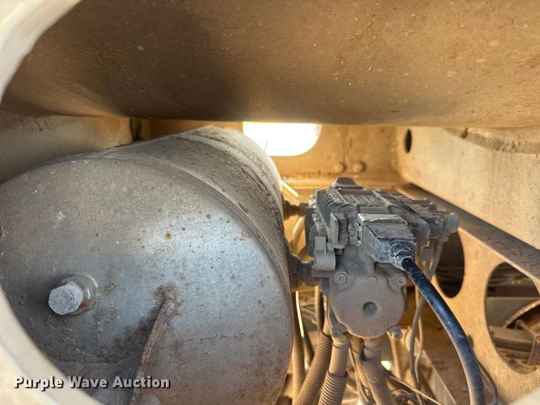image for item NJ9175 2006 Heil tank trailer