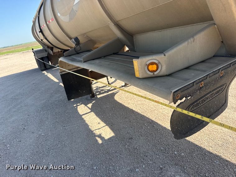 image for item NJ9175 2006 Heil tank trailer