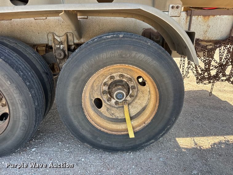 image for item NJ9175 2006 Heil tank trailer