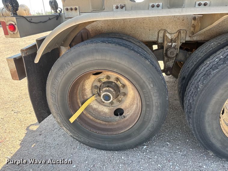 image for item NJ9175 2006 Heil tank trailer