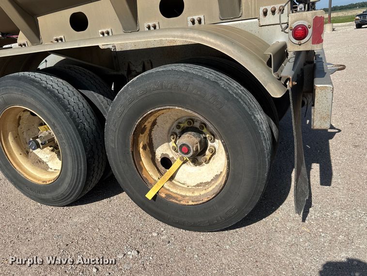 image for item NJ9175 2006 Heil tank trailer