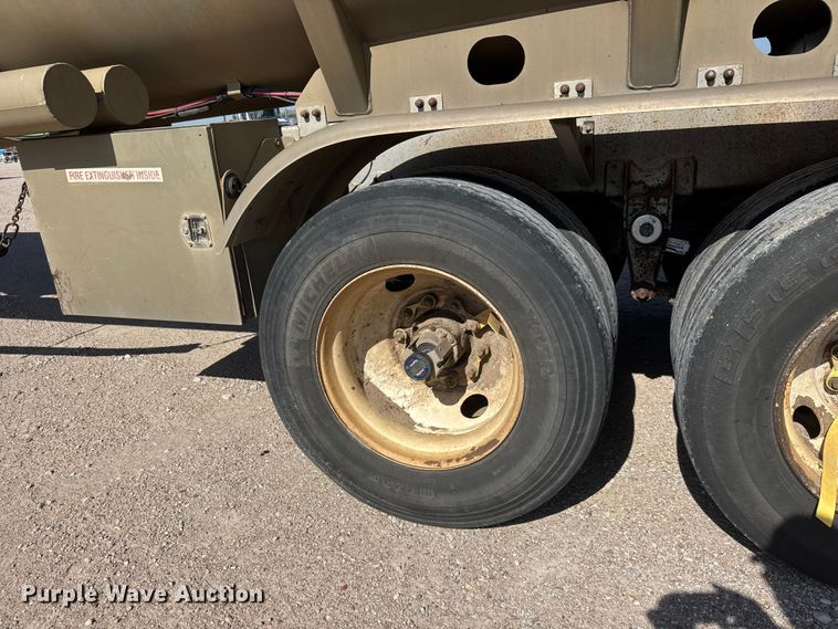 image for item NJ9175 2006 Heil tank trailer