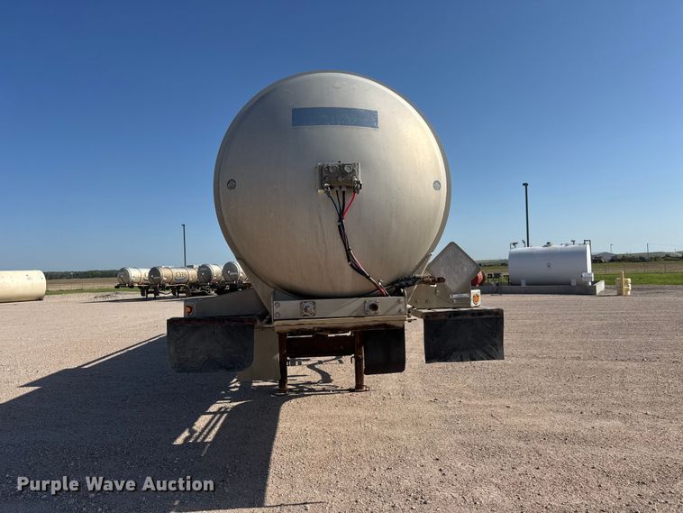 image for item NJ9176 2006 Heil tank trailer
