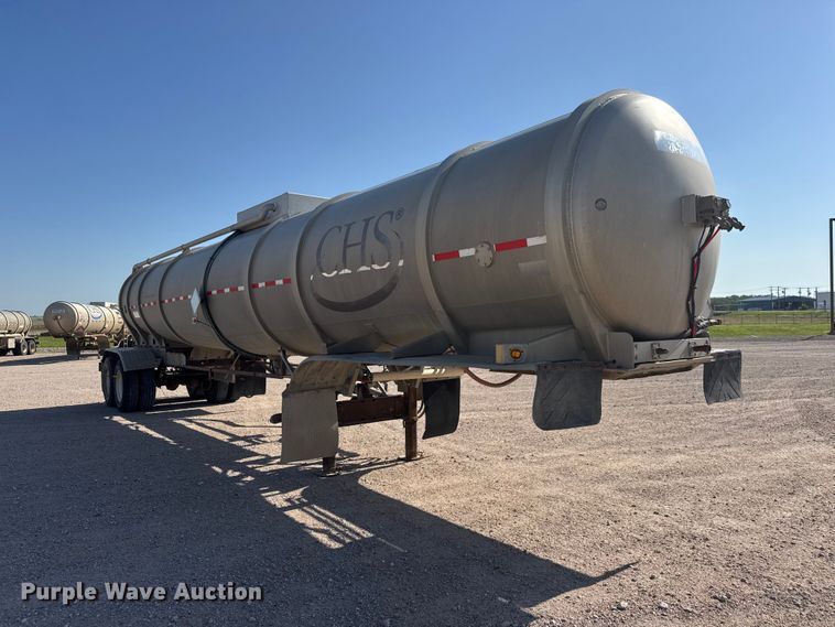image for item NJ9176 2006 Heil tank trailer