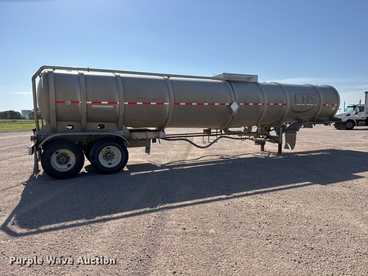 image for item NJ9176 2006 Heil tank trailer