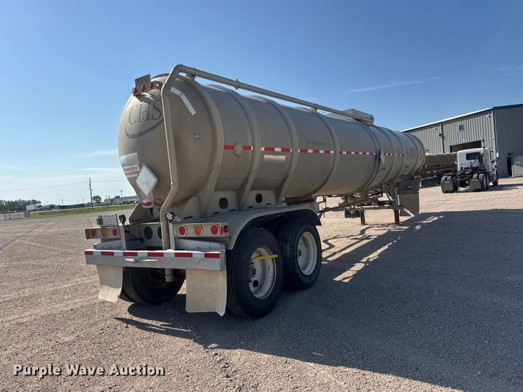image for item NJ9176 2006 Heil tank trailer