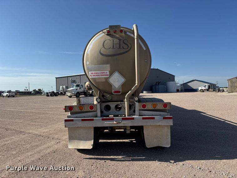 image for item NJ9176 2006 Heil tank trailer
