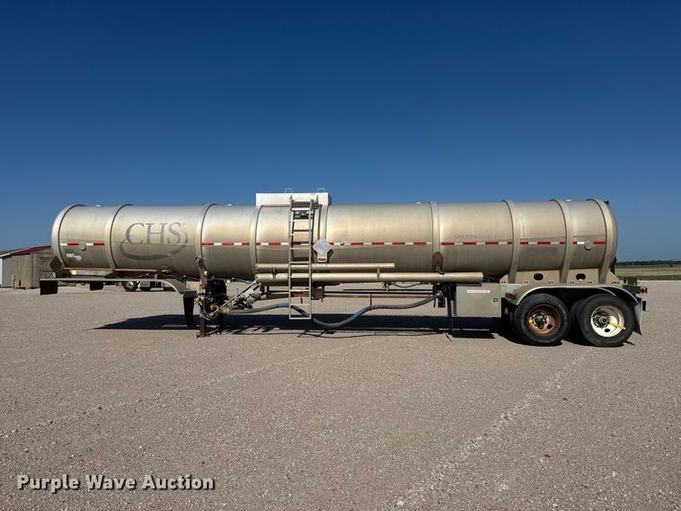 image for item NJ9176 2006 Heil tank trailer