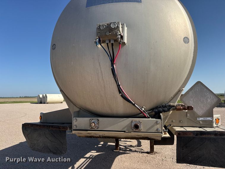 image for item NJ9176 2006 Heil tank trailer