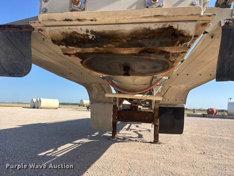 image for item NJ9176 2006 Heil tank trailer