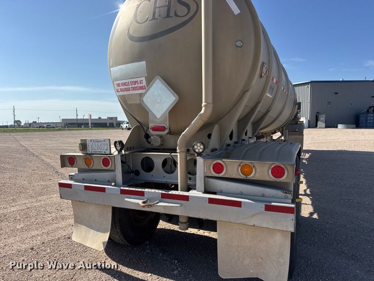 image for item NJ9176 2006 Heil tank trailer