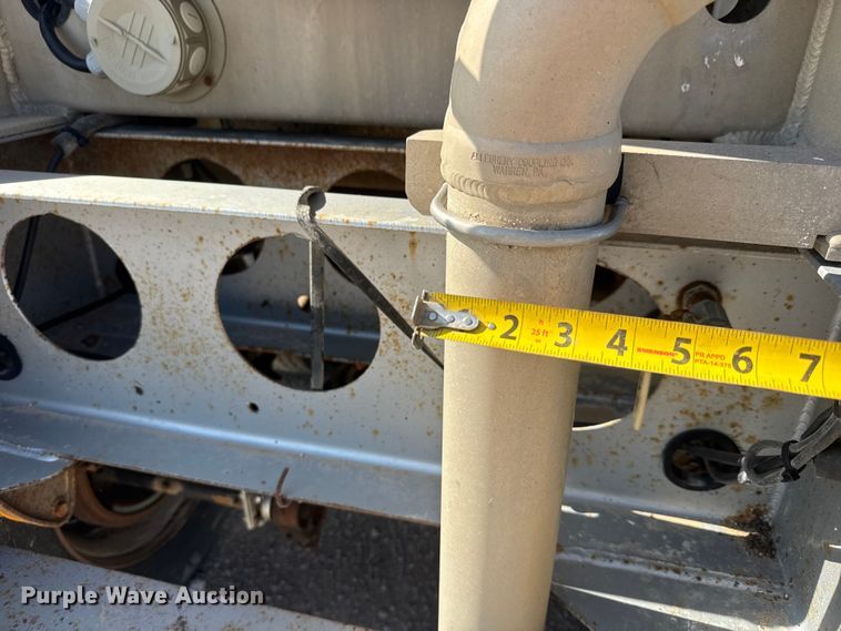 image for item NJ9176 2006 Heil tank trailer