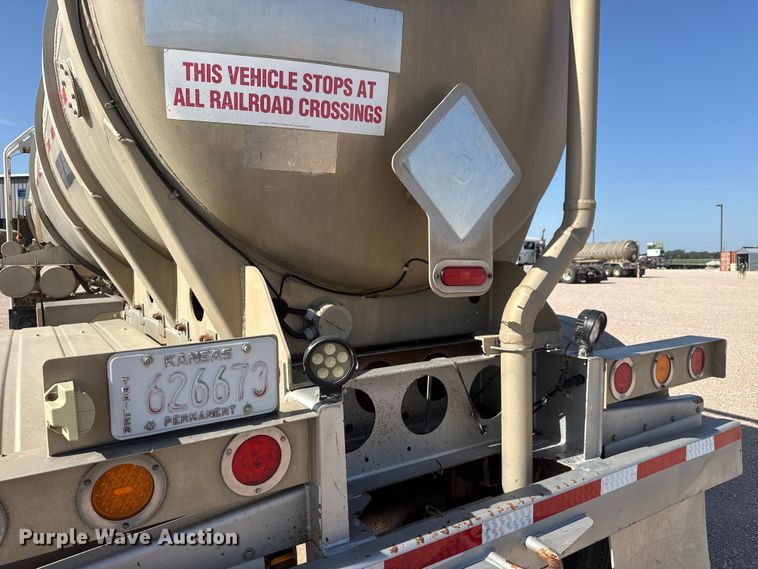 image for item NJ9176 2006 Heil tank trailer