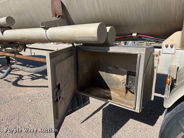 image for item NJ9176 2006 Heil tank trailer