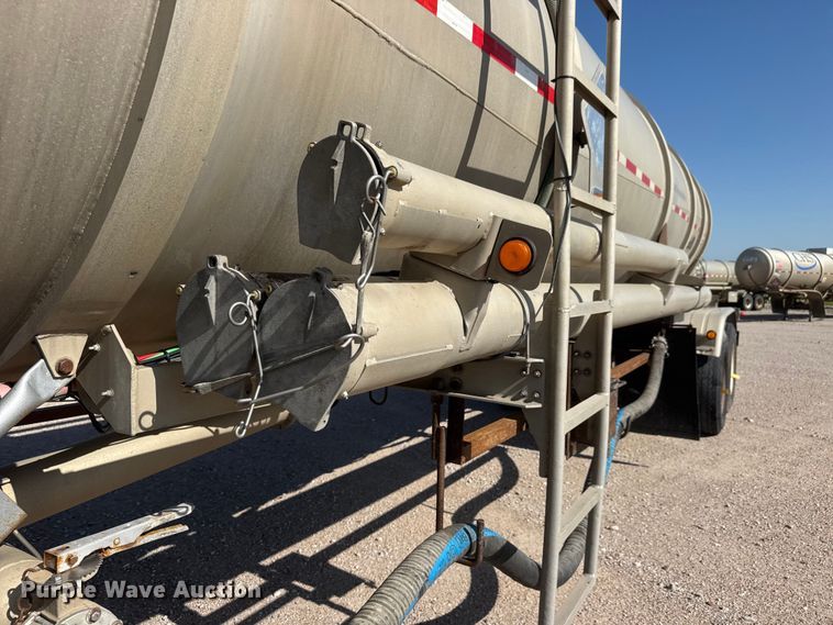 image for item NJ9176 2006 Heil tank trailer