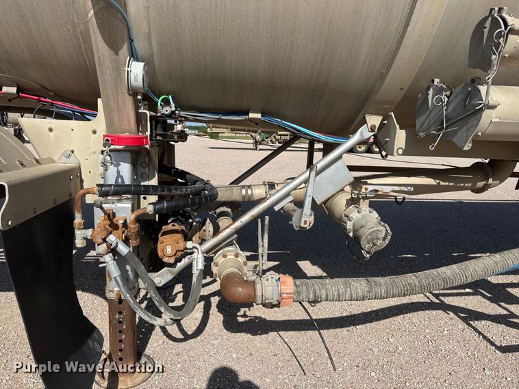 image for item NJ9176 2006 Heil tank trailer