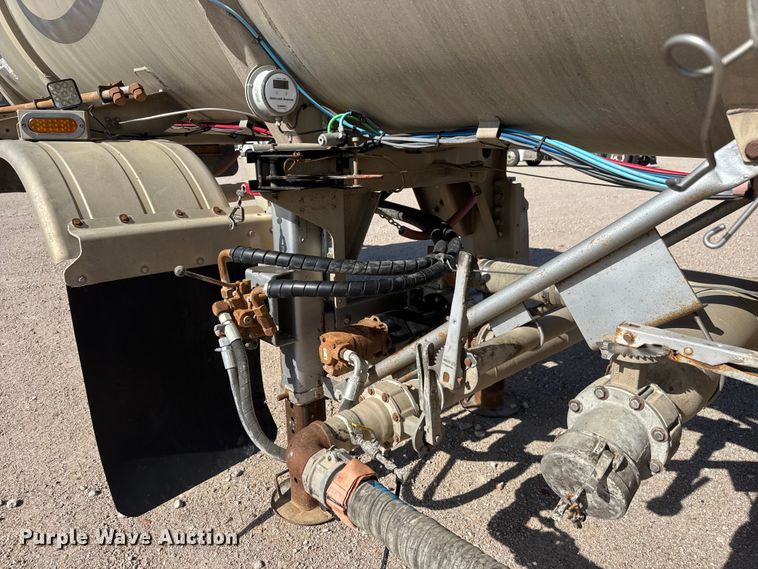 image for item NJ9176 2006 Heil tank trailer