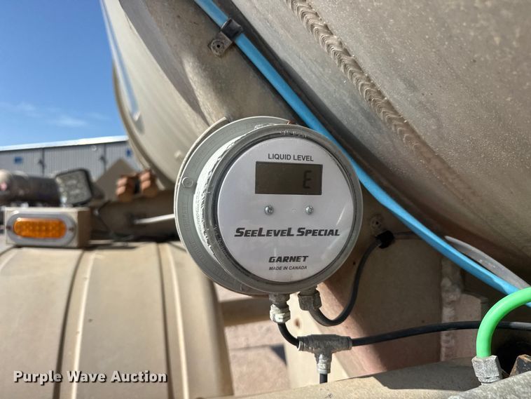 image for item NJ9176 2006 Heil tank trailer