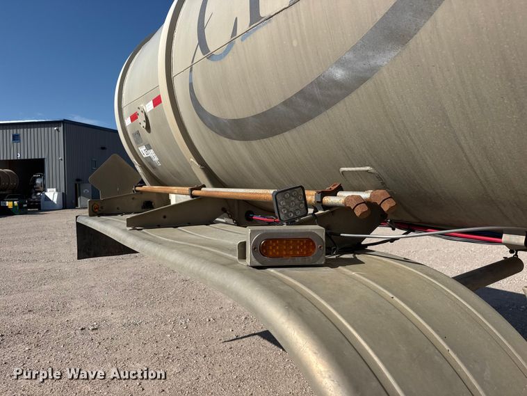 image for item NJ9176 2006 Heil tank trailer
