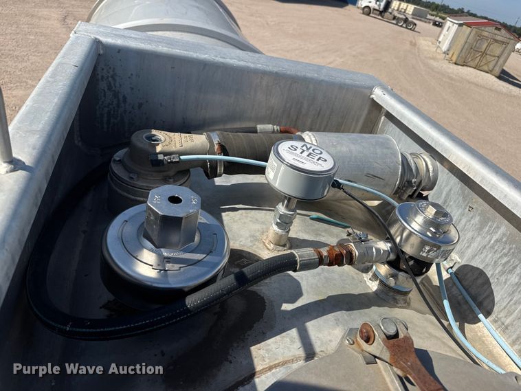 image for item NJ9176 2006 Heil tank trailer