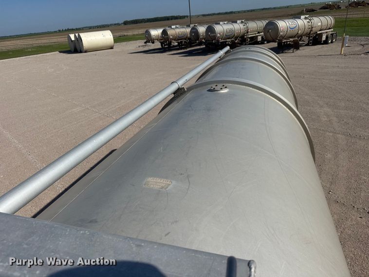 image for item NJ9176 2006 Heil tank trailer