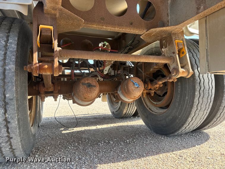 image for item NJ9176 2006 Heil tank trailer