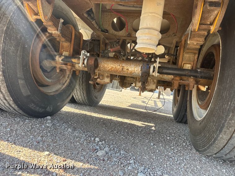 image for item NJ9176 2006 Heil tank trailer