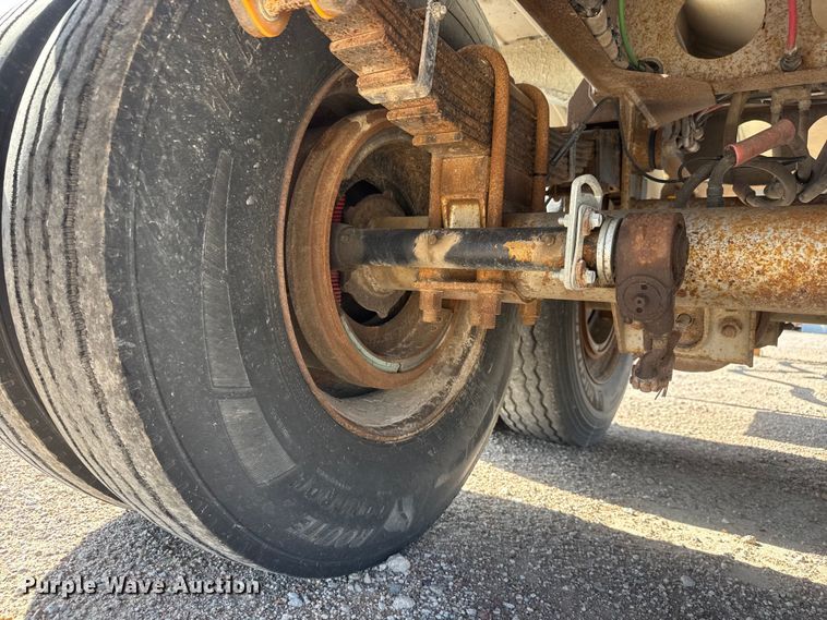 image for item NJ9176 2006 Heil tank trailer