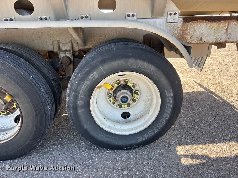 image for item NJ9176 2006 Heil tank trailer