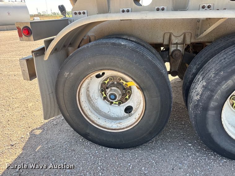 image for item NJ9176 2006 Heil tank trailer